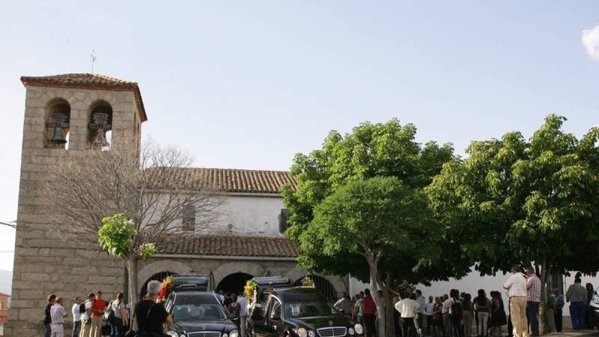 Funeral en Villanueva de Ávila por Martín Garrido y su hija.