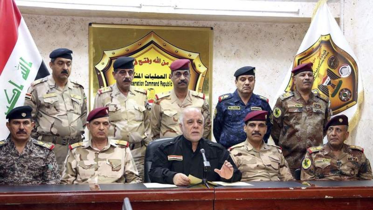 El primer ministro iraquí, en el centro, anuncia la ofensiva sobre la ciudad de Mosul. EFE