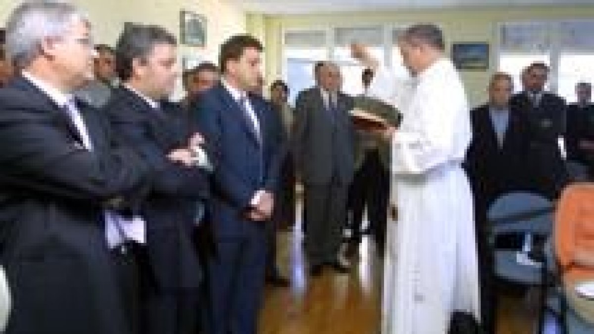 Antolín de Cela bendijo las instalaciones en presencia del alcalde y los representantes del CEL