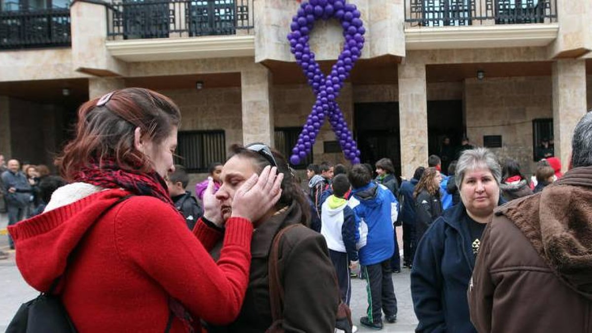Luisa Jiménez, consolada por una amiga, en la plaza Mayor.