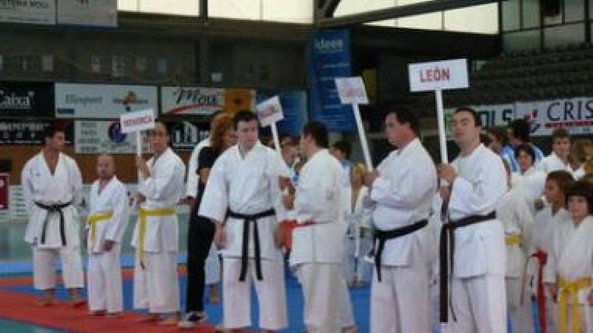 Rubén Solera, primero por la derecha, se hizo con la medalla de bronce en el Nacional de Menorca.