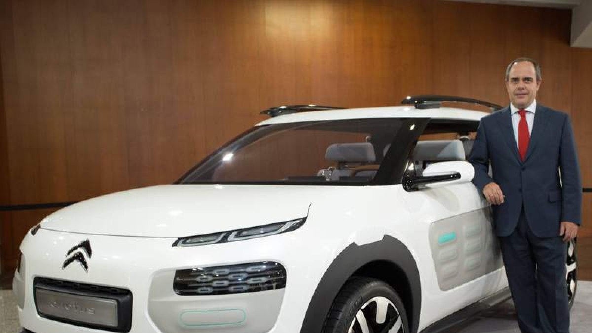 Alfredo Vila junto al prototipo del futuro C4 Cactus, que Citroën fabricará en España.