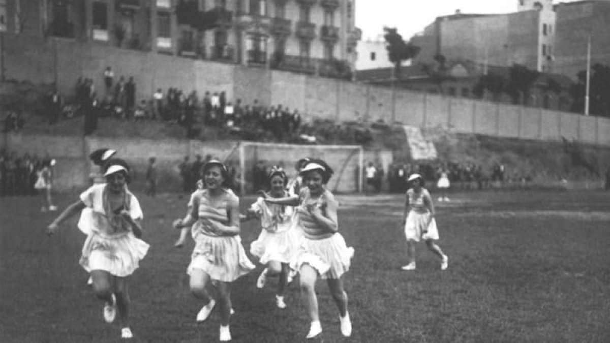Grupo de chicas disputando un partido de fútbol en Madrid en 1935.