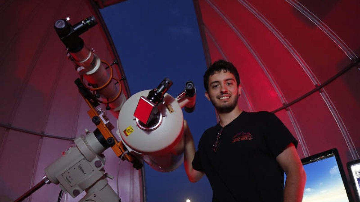 Pablo Rodríguez Ovalle, en el Observatorio Astronómico del Coto Escolar de León la noche de San Lorenzo de 2022. FERNANDO OTERO