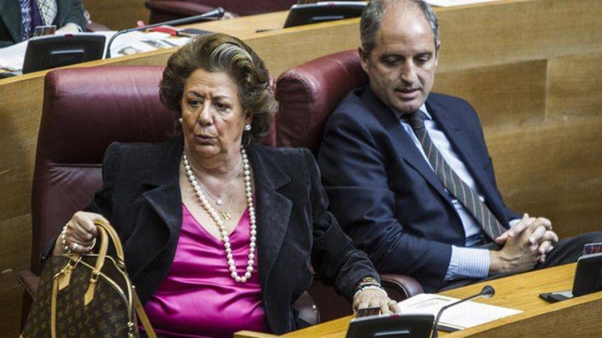Rita Barberá y Francisco Camps, en sus escaños en las Cortes Valencianas, el pasado mayo.