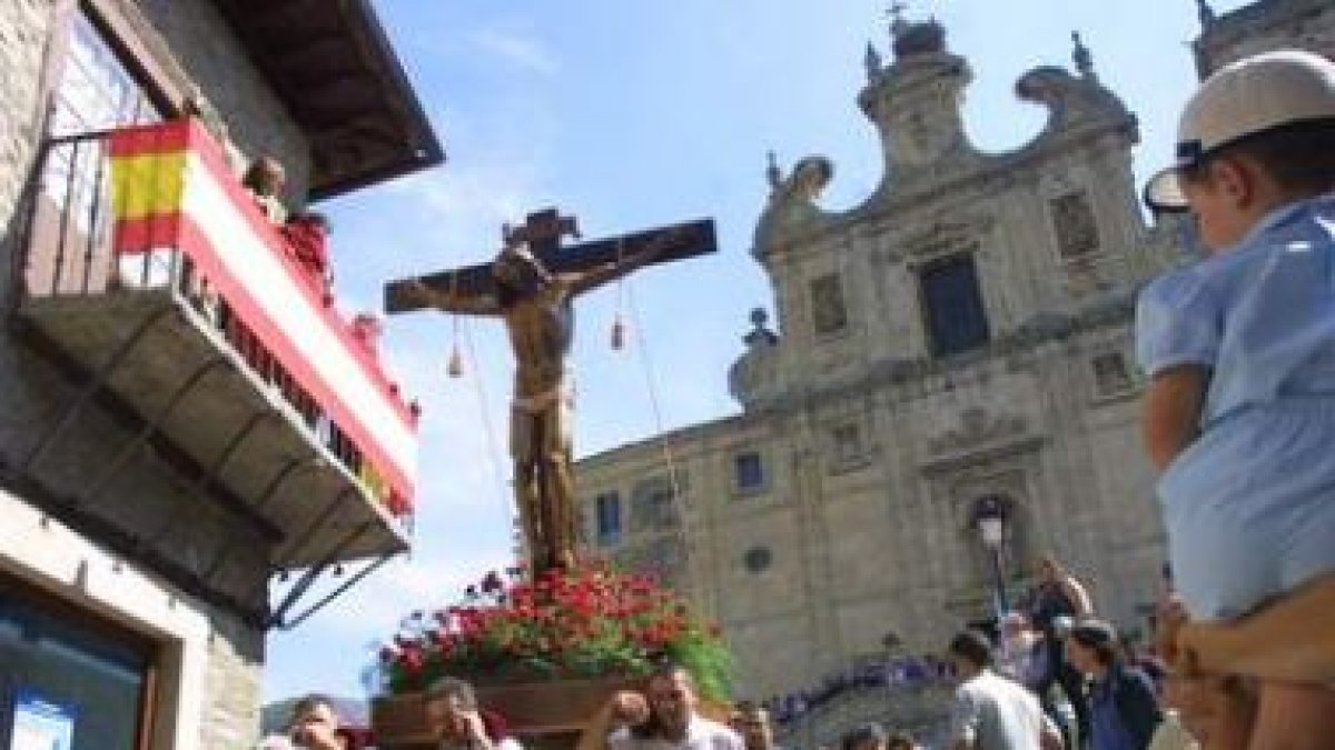 Procesión del Cristo de la Esperanza por las calles de la villa en las fiestas del año pasado.