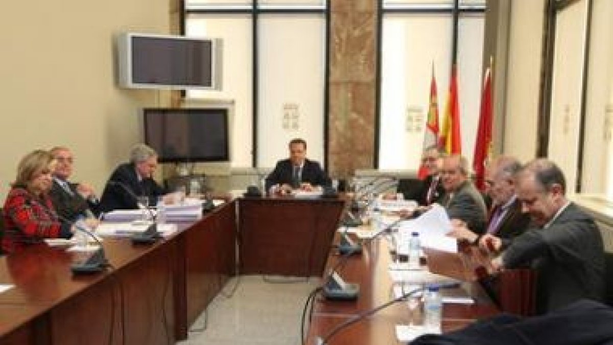 Arriba, Amilivia y Paco Fernández se saludan en el transcurso de la recepción. Abajo, un momento de