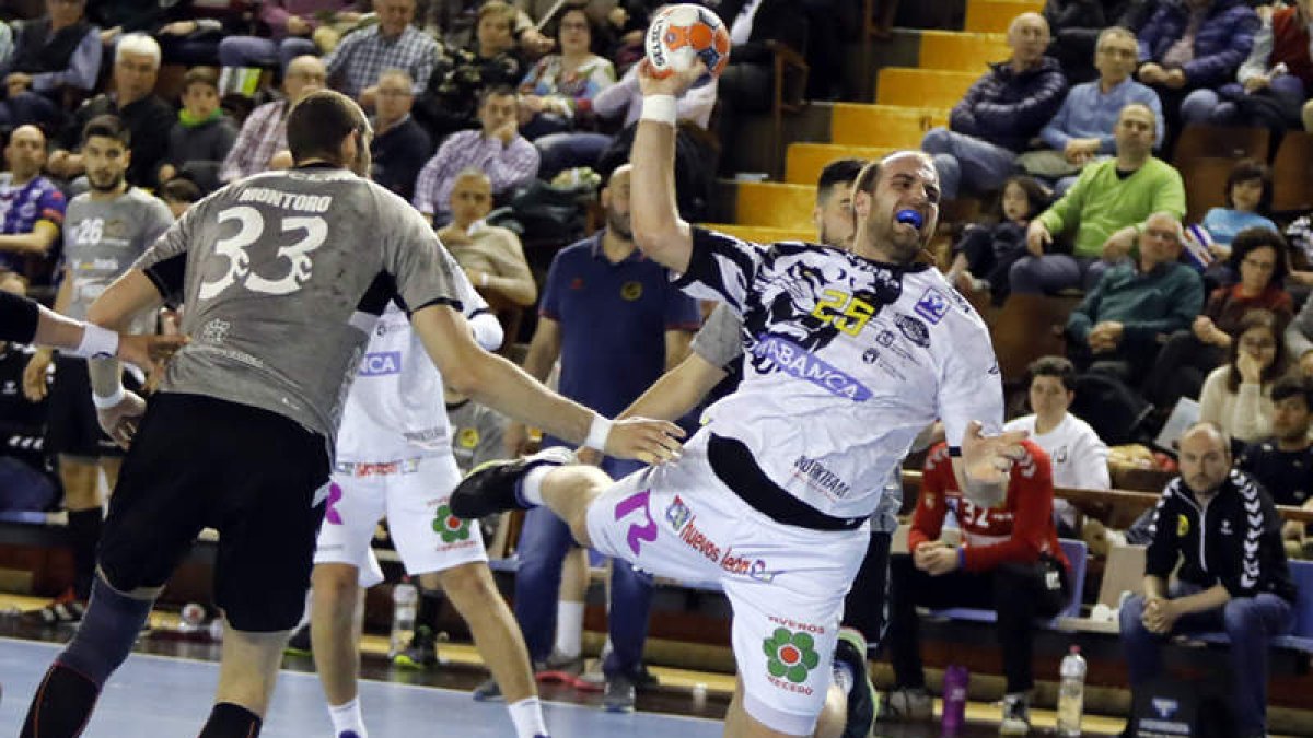 Pesic volverá a ser una de las principales bazas del conjunto leonés en la faceta ofensiva ante el Barcelona. MARCIANO PÉREZ