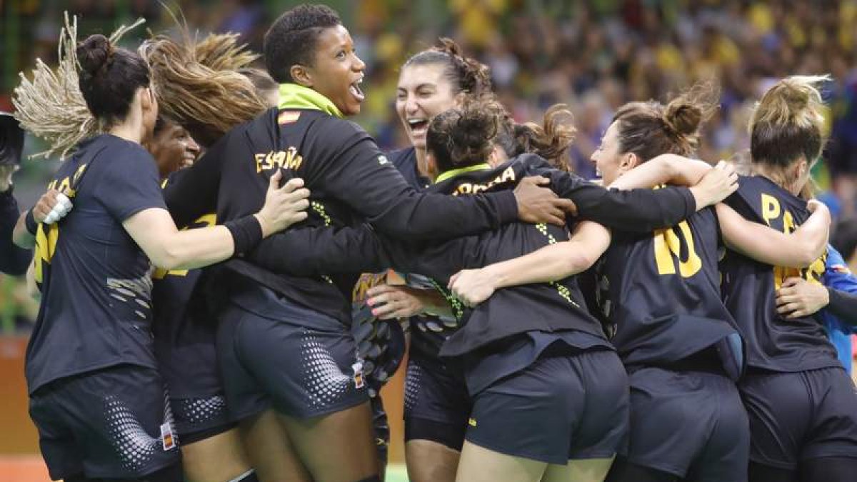 La selección española de balonmano celebra la victoria frente a Brasil. LAVANDEIRA JR
