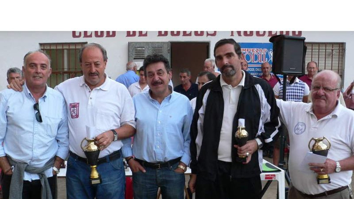 Miguel Ángel, Julián y Ferreiro, los tres primeros clasificados, posan con sus trofeos.