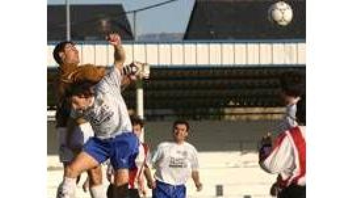 El portero tuvo que emplearse a fondo para evitar una mayor goleada ante el conjunto ponferradino