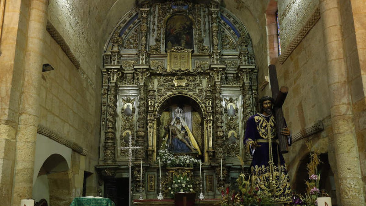 La Soledad y el Nazareno, delante de la Virgen del Mercado. FERNANDO OTERO