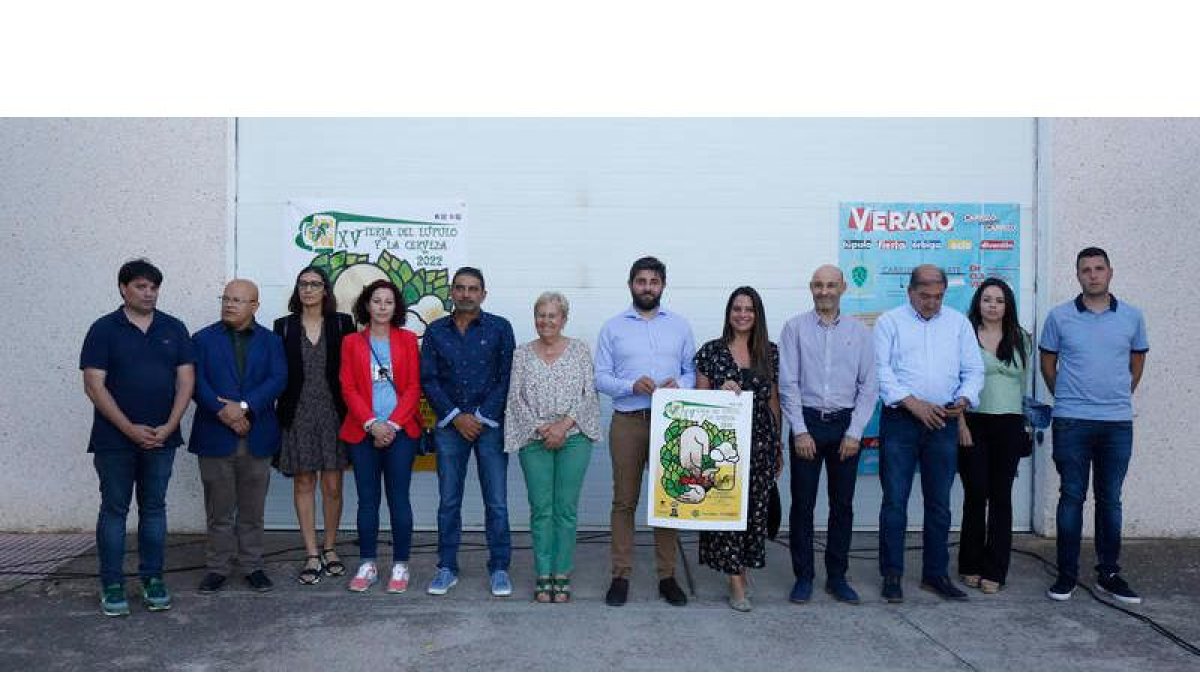 Responsables municipales, con su alcalde a la cabeza, y organizadores, y el subdelegado del Gobierno, ayer durante la presentación ayer en Hopstainer. FERNANDO OTERO
