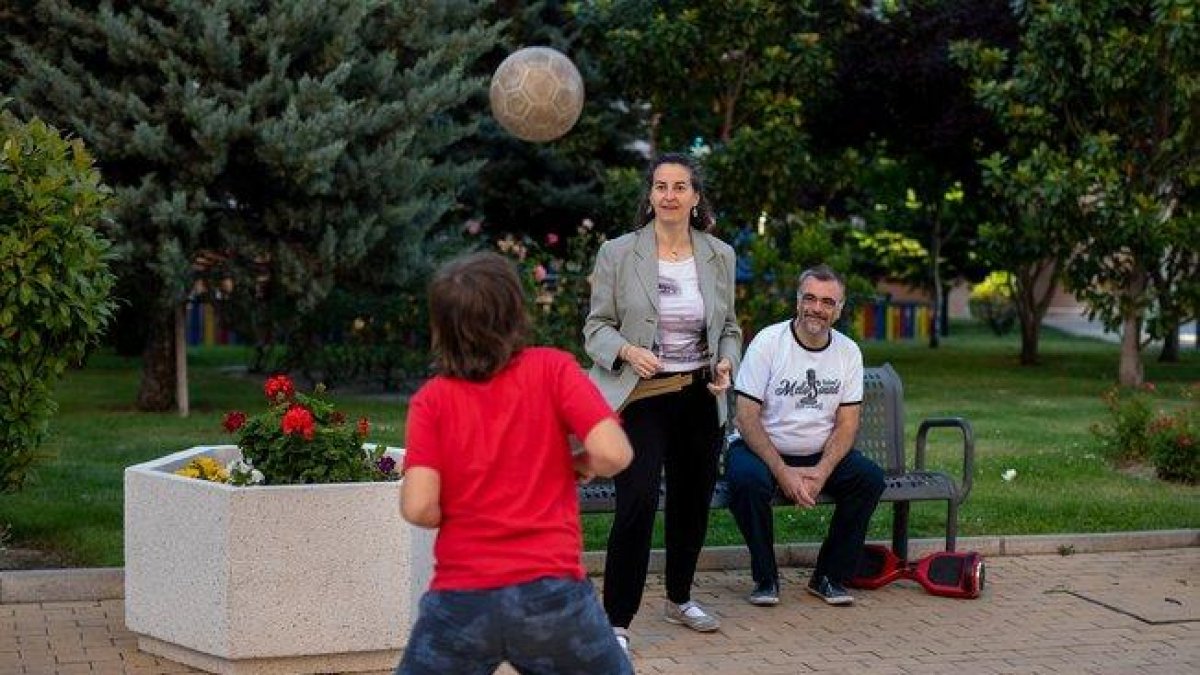 Áxel juega con sus padres.