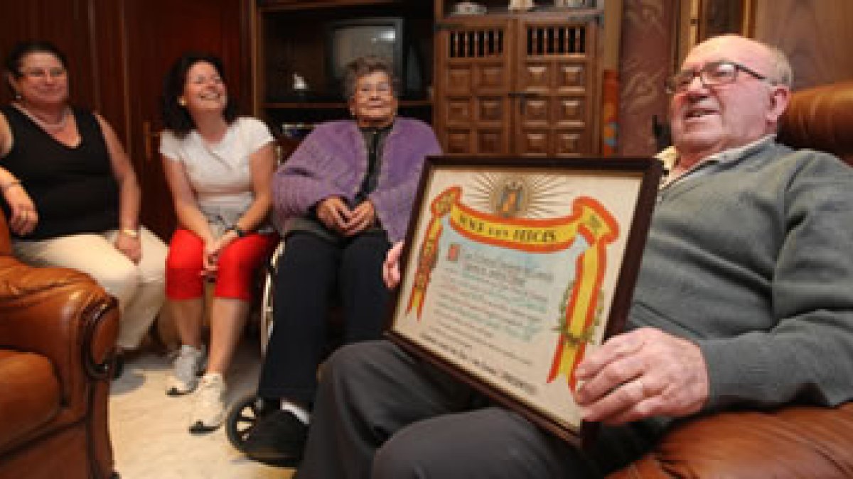 Pedro García Ríos (85 años), hermano de Emilio, muestra junto a su familia el documento que acredita