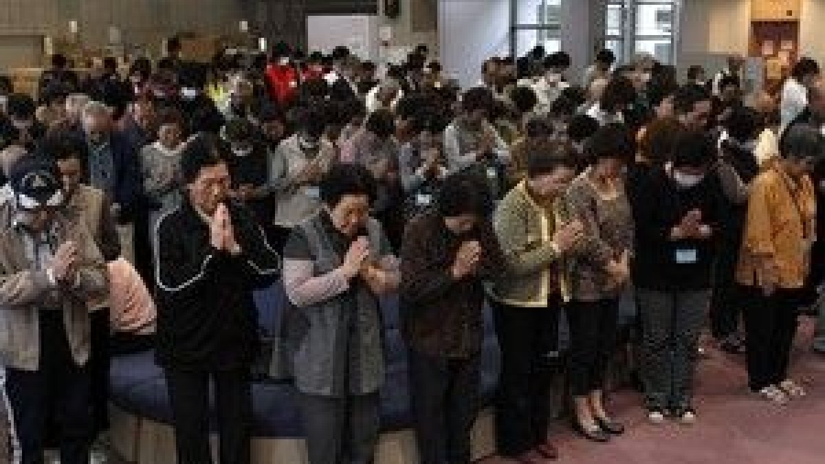 Evacuados de la prefectura de Fukushima guardan un minuto de silencio por las víctimas del terrremot