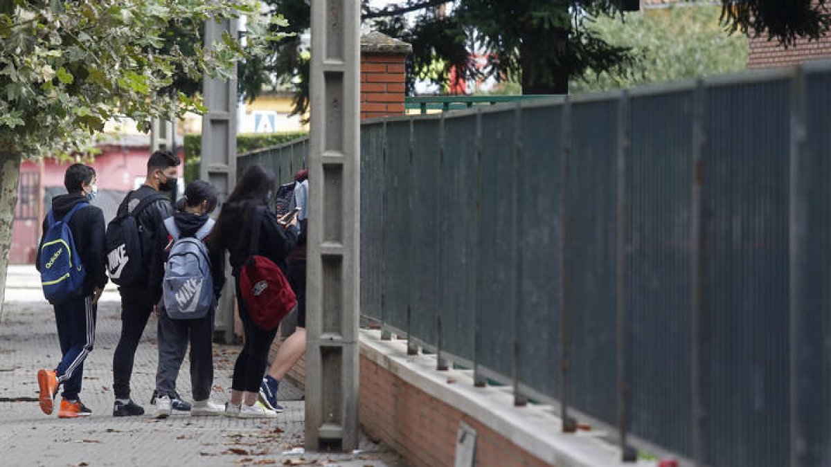 Varios jóvenes a la entrada de un instituto. FERNANDO OTERO