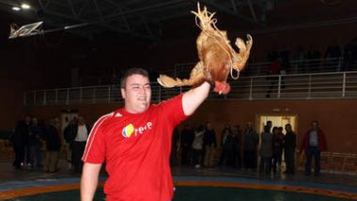 Avelino García, el último de los de la Montaña, logró el gallo al ganar a Alberto Rodríguez.