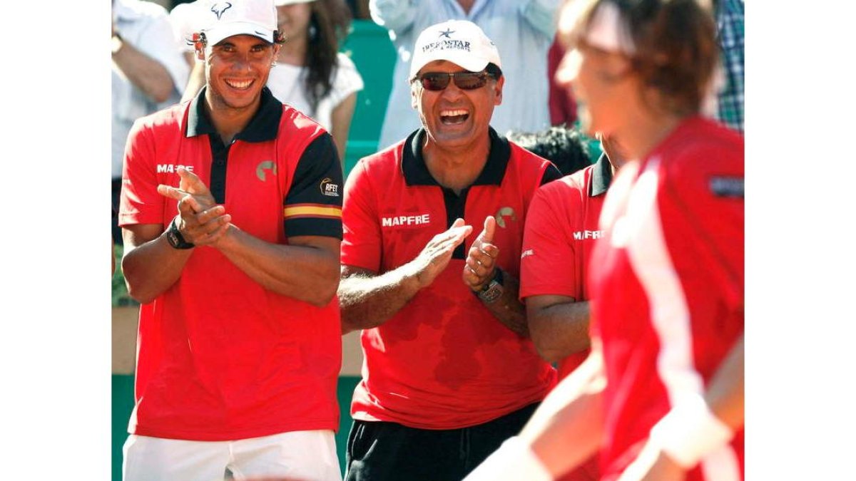 Rafa Nadal y su tío y entrenador aplauden con ganas el triunfo final de David Ferrer.