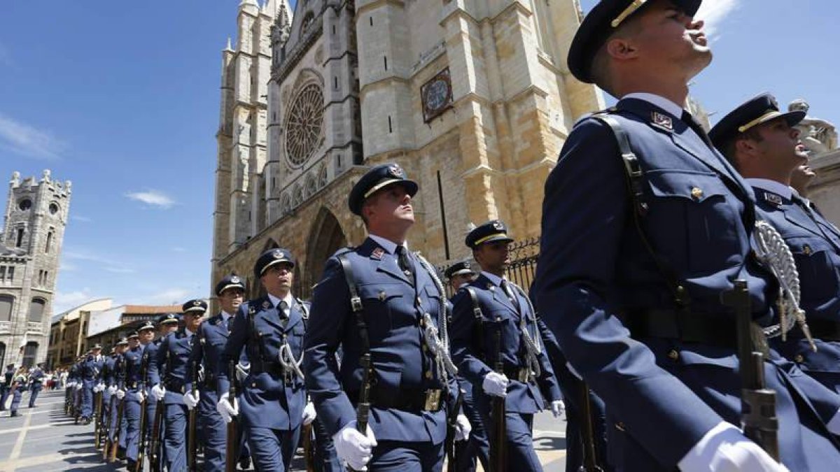 La formación de los alumnos de la Academia Básica del Aire desfila ante la Catedral, donde tendría lugar la ofrenda floral a la Virgen y el canto de la Salve Aviadora que completaría el acto.