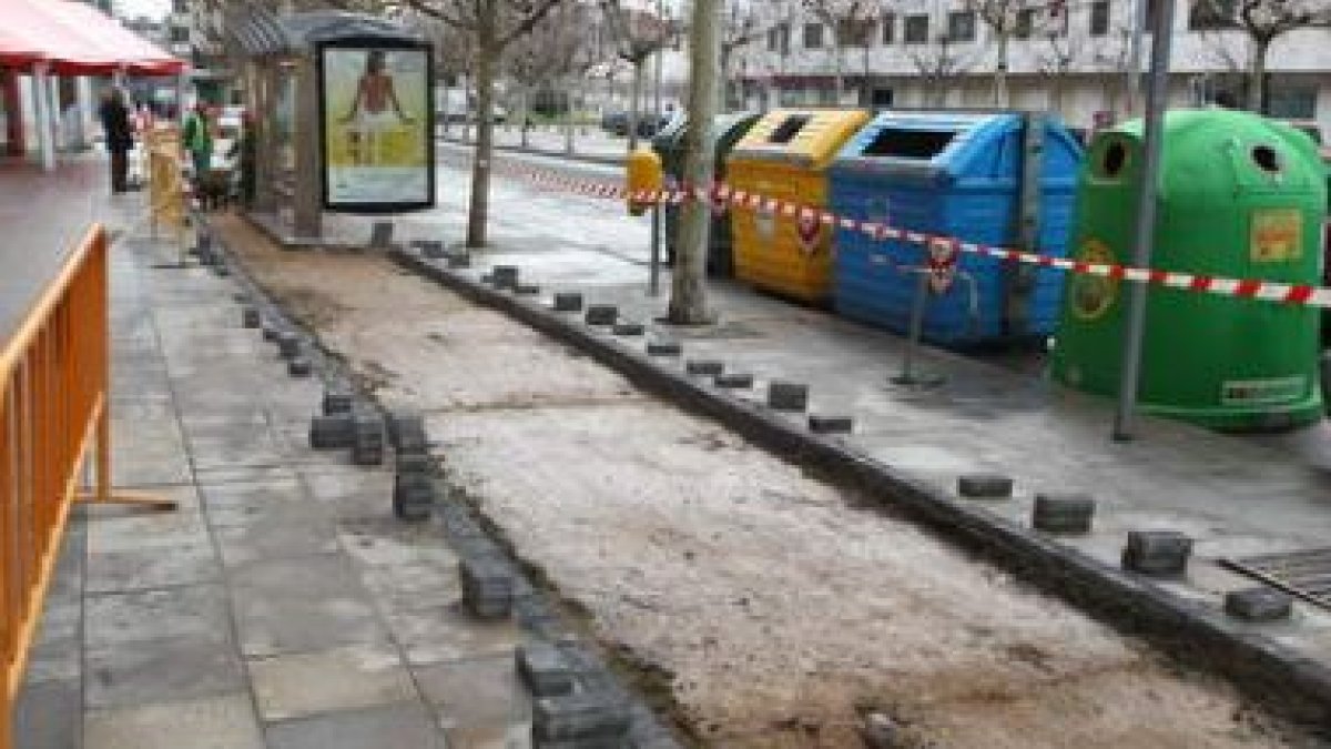 Las obras del carril bici de la avenida Reyes Leoneses ocupan ya una parte importante de la acera.