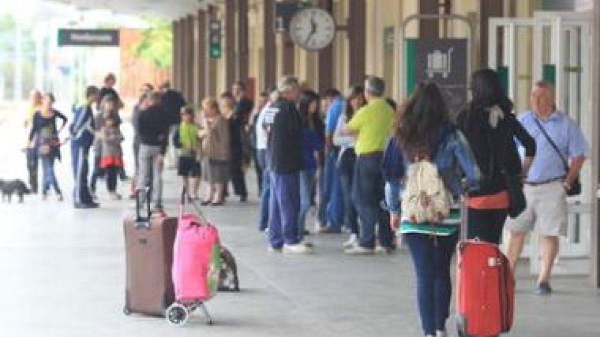 Un grupo de pasajeros, esperando ayer en el andén principal de la estación de Ponferrada, que Adif h