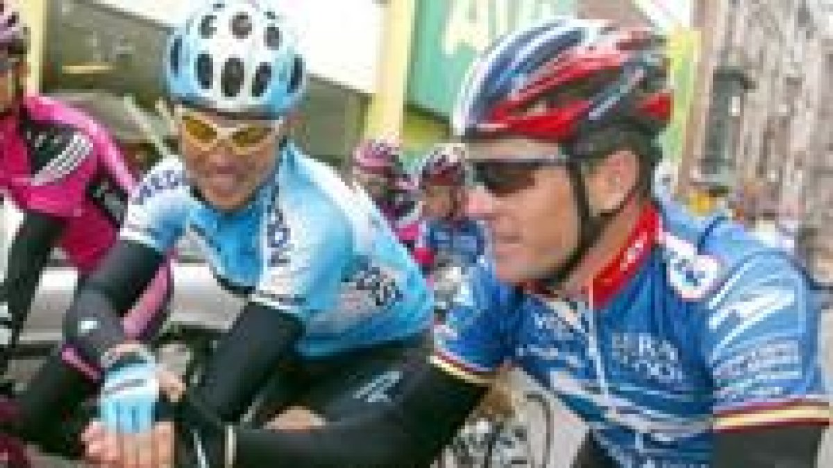 Armstrong saluda a Ullrich momentos antes de iniciarse el recorrido de la Lieja-Bastoña-Lieja