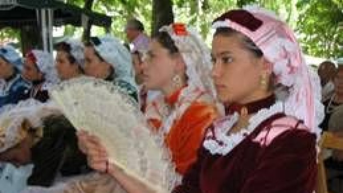 Una joven, con su traje goyesco, combate el calor gracias al abanico que acompaña a su atuendo