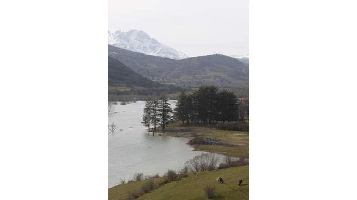 El agua en Riaño se aprecia en las colas del embalse.