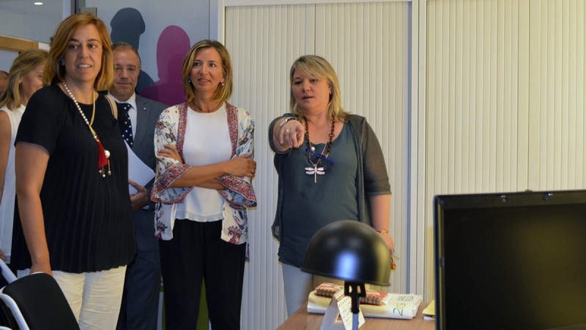 La consejera Alicia García, en su visita a Aguilar, ayer. A. ÁLVAREZ