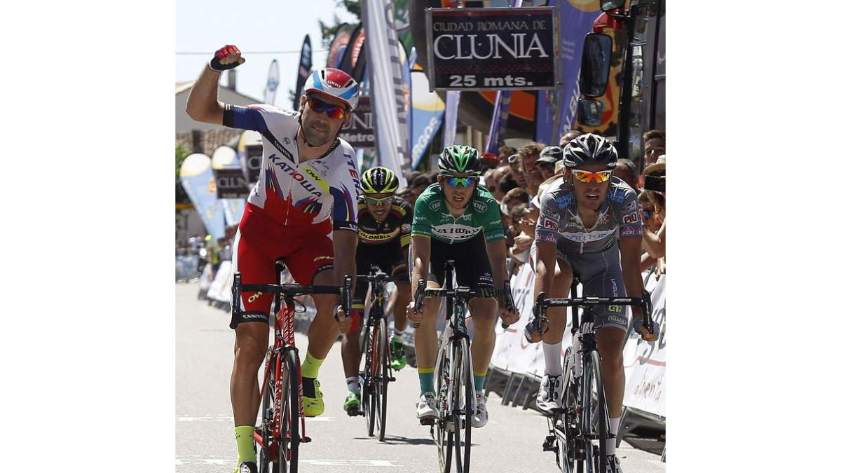 Miguel Ángel Benito, en el centro, cruzó la línea de meta en tercera posición tras Isaychev y Busato.