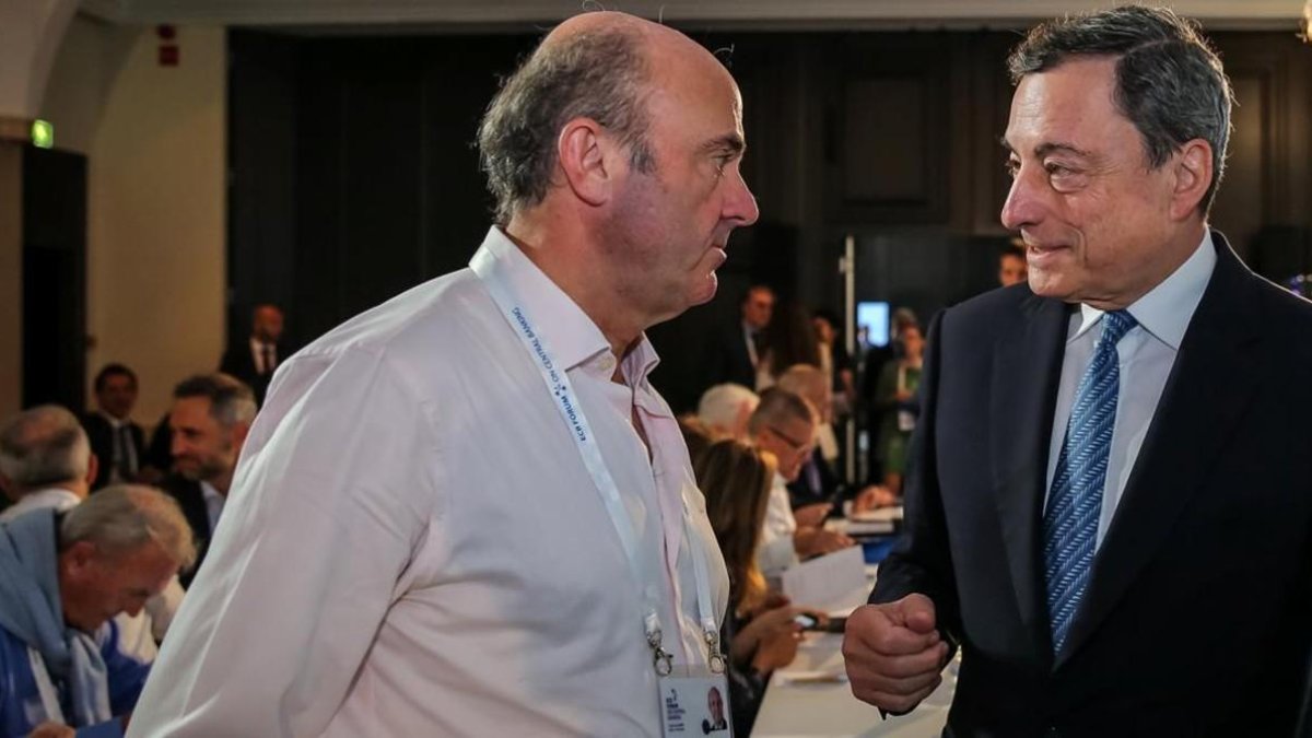El presidente del BCE, Mario Draghi (a la derecha), conversa con el vicepresidente y exministro español, Luis de Guindos, en Sintra en junio pasado.