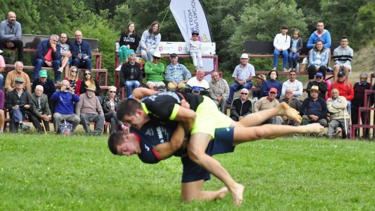 Tomás González y Rodrigo Fuentes, durante su combate de ayer en Taranilla. DL.