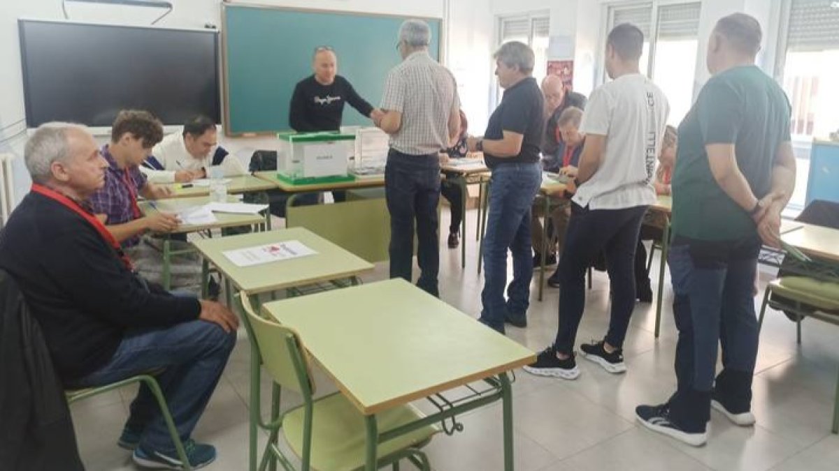 Votaciones en Villablino en las pasadas elecciones municipales. V.A.