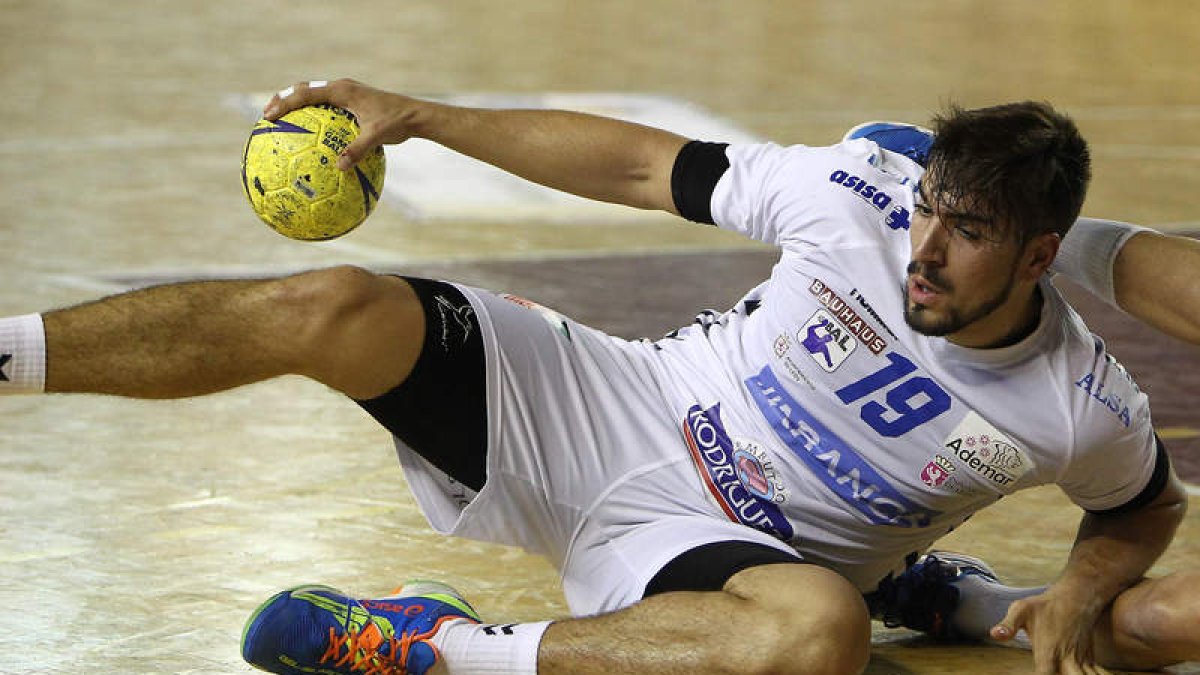 El bravo lateral del Abanca Ademar, Juanjo Fernández, durante un partido.