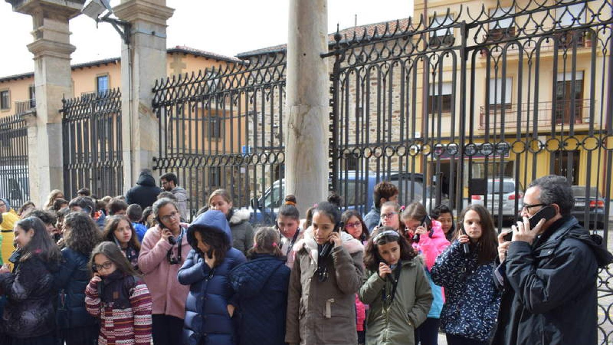 Escolares astorganos probaron ayer esta audioguía infantil. A. R.