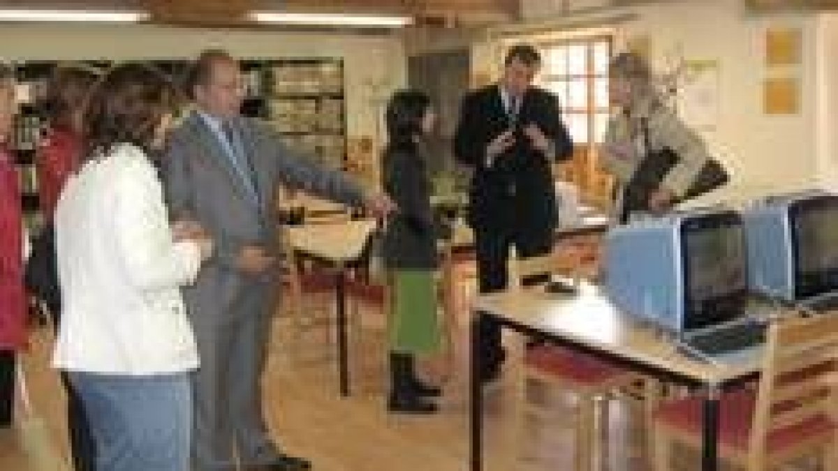 Las autoridades visitan la sala donde se instalará el servicio de Internet