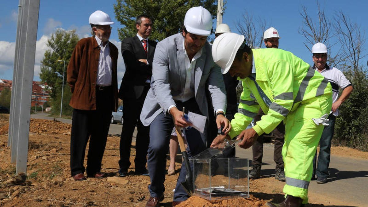 El alcalde —con la urna—, la pedánea de Nava y el gerente de Serfunle participaron en el acto.