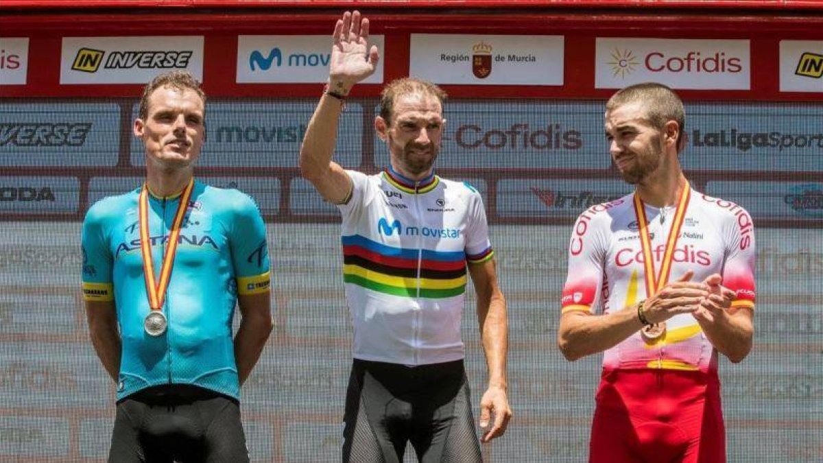 Alejandro Valverde, flanqueado en el podio por Luis León Sánchez y Jesús Herrada.