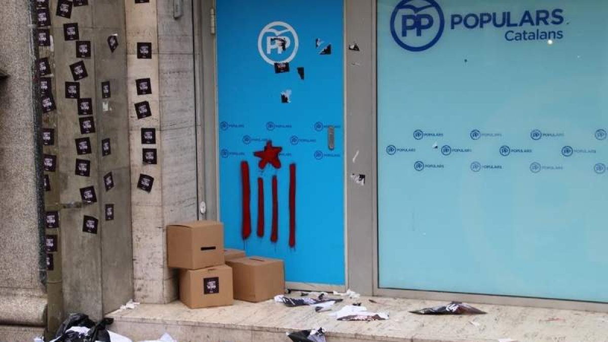 La fachada de la sede central del PP catalán en Barcelona. PP