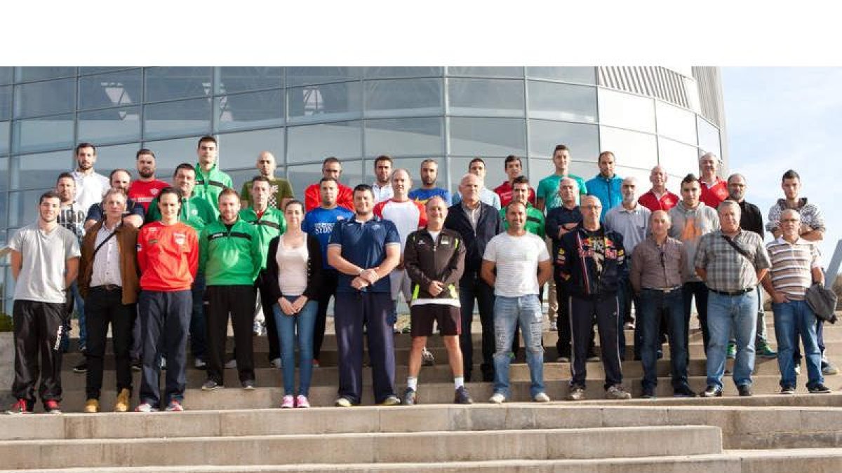 Serafín Vázquez delante del Bembibre Arena con los coordinadores y monitores de las Escuelas Deportivas.