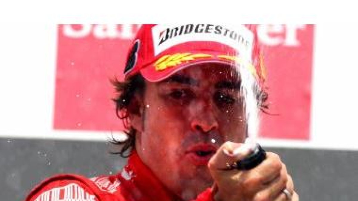 Alonso celebra su triunfo en el Gran Premio de Alemania.