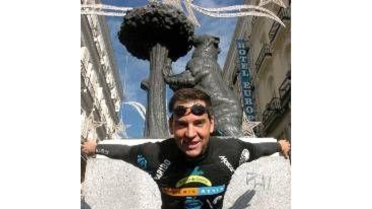 Meca en Madrid con el traje que se enfundará el día 3 para su aventura