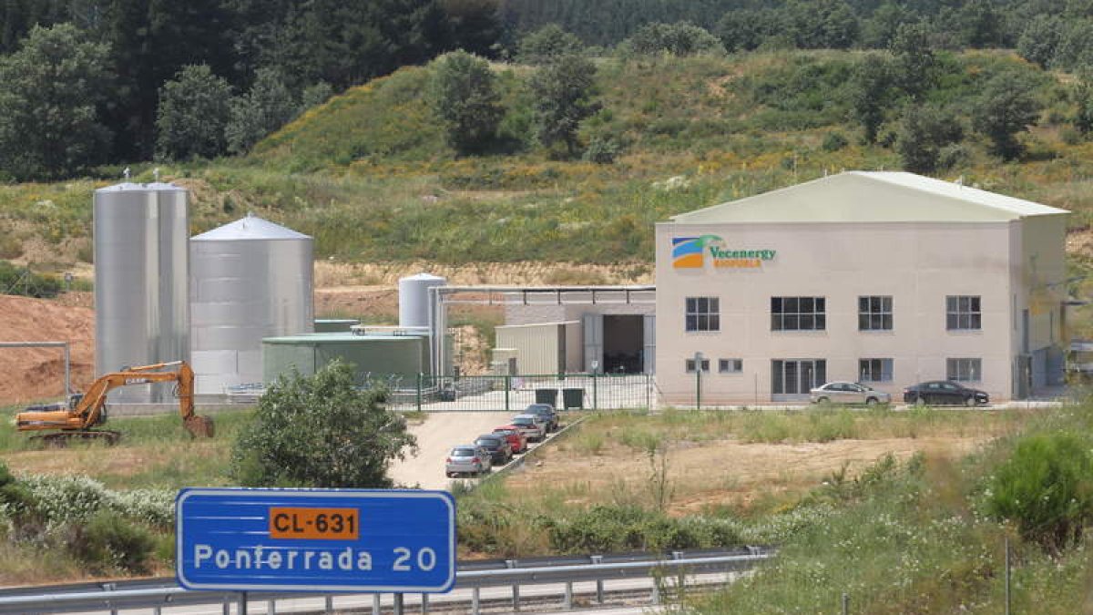 La planta de biodiésel de Vecenergy y Bida ocupa una parcela en el paraje de El Campón de Toreno, junto a la autovía.