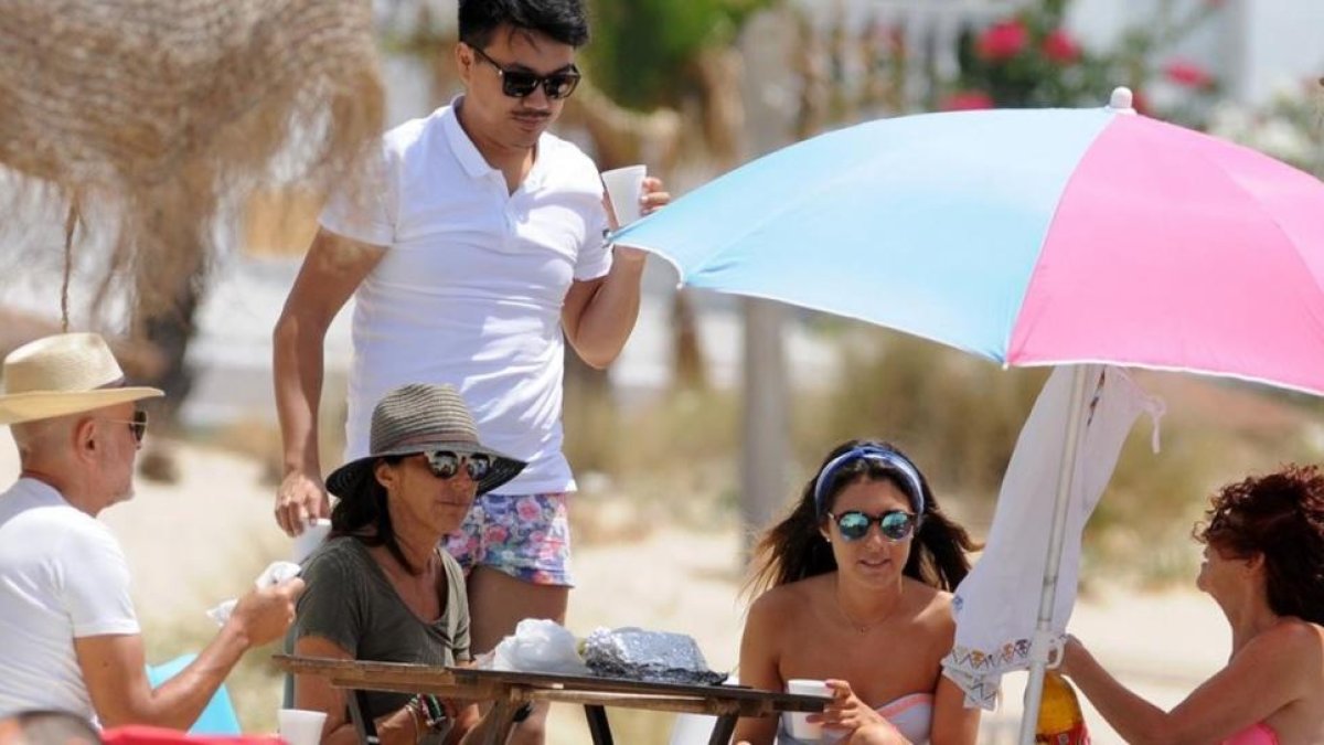 Paz Padilla, con sombrero, de pícnic en las playas de Cádiz