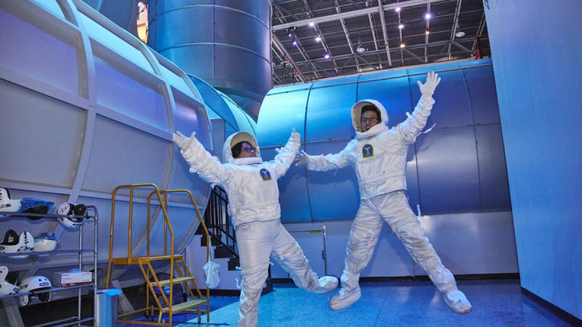 Dos periodistas mientras participan en una visita para los medios en el Space Camp. JON MORGAN