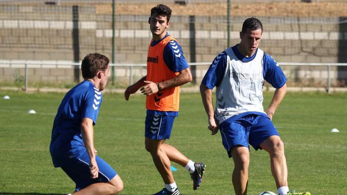 La Cultural prepara el partido de hoy frente al Compostela