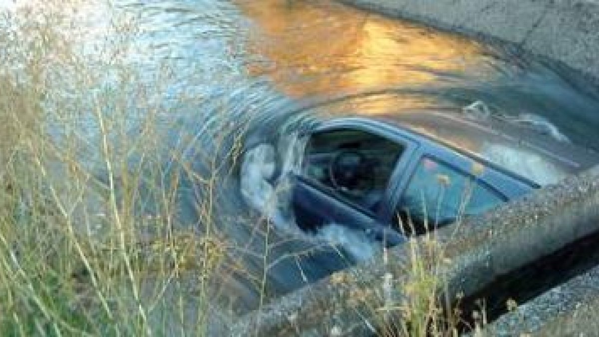 El coche, ya sin su ocupante en el interior, quedó completamente sumergido en el agua del Canal Bajo
