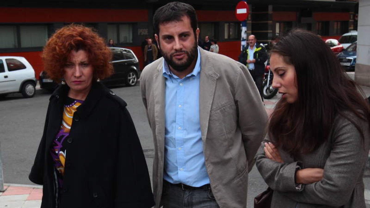 García del Blanco, ayer, flanqueado por Nancy Prada y Helena Castellano.