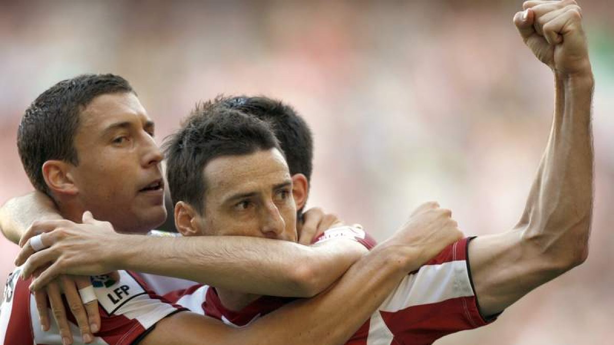 Aduriz celebra con sus compañeros el gol del Athletic.